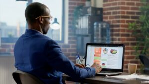 Etudiez le type d'application de gestion web ou mobile la plus adaptée à vos usages